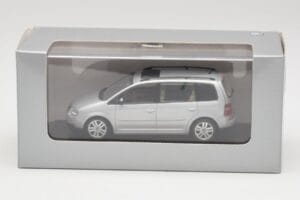 Volkswagen Touran Reflex Hõbedane Minichamps 1:43 TOURAN001 Metall - pilt 4/4