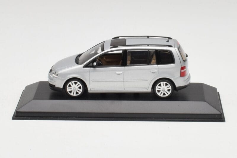 Volkswagen Touran Reflex Hõbedane Minichamps 1:43 TOURAN001 Metall