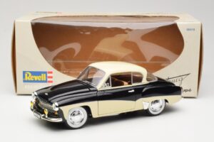 Wartburg 311 Coupe Must & Beež Revell 1:18 8419 Metall - pilt 8/8