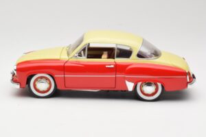 Wartburg 311 Coupe Punane & Beež Revell 1:18 8418 Metall - pilt 4/8