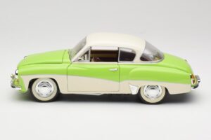 Wartburg 313 Pastell Roheline Beežil Revell 1:18 9018 Metall - pilt 4/8