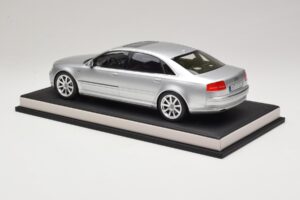 Audi A8 D3 W12 Ice Silver Metallic MotorHelix 1:18 MH030ISM Vaik - pilt 5/7