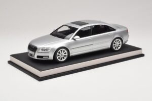 Audi A8 D3 W12 Ice Silver Metallic MotorHelix 1:18 MH030ISM Vaik - pilt 2/7