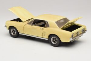 Ford Mustang Coupe Kollane The Walking Dead Greenlight 1:18 12958 Metall - pilt 5/8