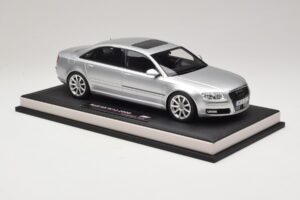 Audi A8 D3 W12 Ice Silver Metallic MotorHelix 1:18 MH030ISM Vaik - pilt 4/7
