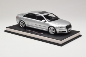 Audi A8 D3 W12 Ice Silver Metallic MotorHelix 1:18 MH030ISM Vaik - pilt 4/7