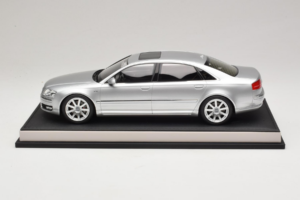 Audi A8 D3 W12 Ice Silver Metallic MotorHelix 1:18 MH030ISM Vaik