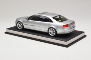 Audi A8 D3 W12 Ice Silver Metallic MotorHelix 1:18 MH030ISM Vaik - pilt 5/7