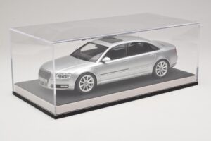 Audi A8 D3 W12 Ice Silver Metallic MotorHelix 1:18 MH030ISM Vaik - pilt 6/7