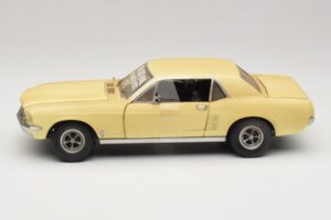 Ford Mustang Coupe Kollane The Walking Dead Greenlight 1:18 12958 Metall - pilt 4/8