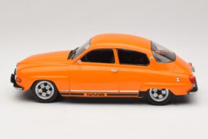 Saab 96 V4 Oranž MCG 1:18 MCG18654 Metall - pilt 3/6