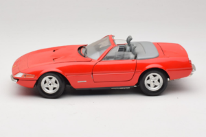 Ferrari 365 GTS/4 Spider Punane Techno Giodi 1:18 40028-P1 Metall - pilt 4/8