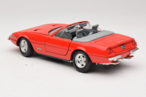 Ferrari 365 GTS/4 Spider Punane Techno Giodi 1:18 40028-P1 Metall - pilt 7/8