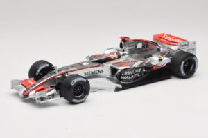 McLaren MP4/21 #3 K. Raikkonen 2006 Minichamps 1:18 530061803 Vaik