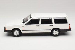 Volvo 740 GL Universaal Valge Minichamps 1:18 155171772 Metall - pilt 3/6