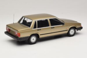 Volvo 740 GL Kuldne Minichamps 1:18 155171700 Metall - pilt 2/6