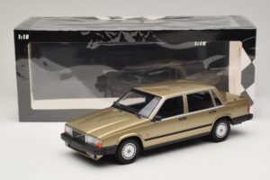 Volvo 740 GL Kuldne Minichamps 1:18 155171700 Metall - pilt 6/6