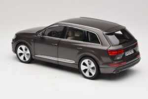 Audi Q7 4M Argus Brown Minichamps 1:18 5011407615 Metall - pilt 7/8
