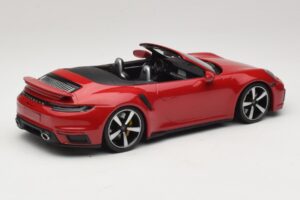Porsche 911 992 Turbo S Kabriolett Tumepunane Minichamps 1:18 PORSCHE007 Metall - pilt 2/6