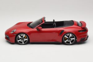Porsche 911 992 Turbo S Kabriolett Tumepunane Minichamps 1:18 PORSCHE007 Metall - pilt 3/6