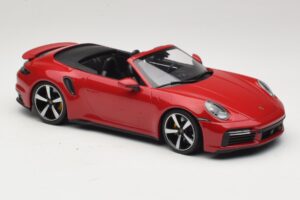 Porsche 911 992 Turbo S Kabriolett Tumepunane Minichamps 1:18 PORSCHE007 Metall - pilt 4/6