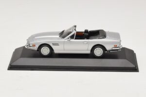 Aston Martin V8 Volante Hõbe Minichamps 1:43 400137601 Metall
