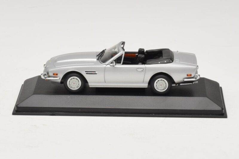 Aston Martin V8 Volante Hõbe Minichamps 1:43 400137601 Metall