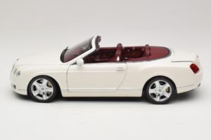 Bentley Continental GTC Valge Asenduskarp Minichamps 1:18 100139032-R1 Metall - pilt 4/8