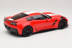 Chevrolet Corvette C7 Grand Sport Punane Valgete Triipudega AUTOart 1:18 71274 Komposiit - pilt 3/8