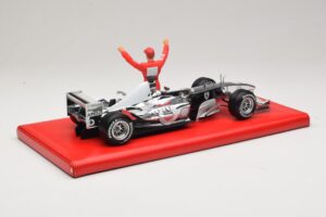 Ferrari F2004 #1 M. Schumacher Six Time World Champion 2004 Kroom Hõbe Hot Wheels 1:18 C7332 Metall - pilt 2/6