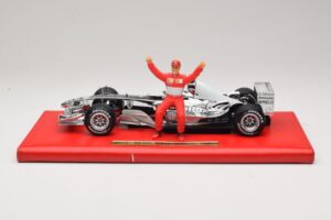 Ferrari F2004 #1 M. Schumacher Six Time World Champion 2004 Kroom Hõbe Hot Wheels 1:18 C7332 Metall - pilt 3/6