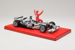 Ferrari F2004 #1 M. Schumacher Six Time World Champion 2004 Kroom Hõbe Hot Wheels 1:18 C7332 Metall - pilt 4/6