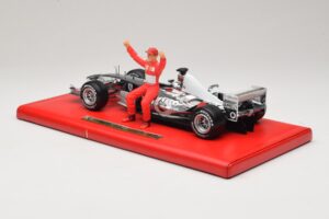 Ferrari F2004 #1 M. Schumacher Six Time World Champion 2004 Kroom Hõbe Hot Wheels 1:18 C7332 Metall - pilt 5/6