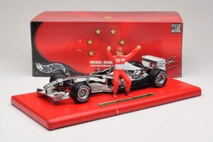 Ferrari F2004 #1 M. Schumacher Six Time World Champion 2004 Kroom Hõbe Hot Wheels 1:18 C7332 Metall - pilt 6/6