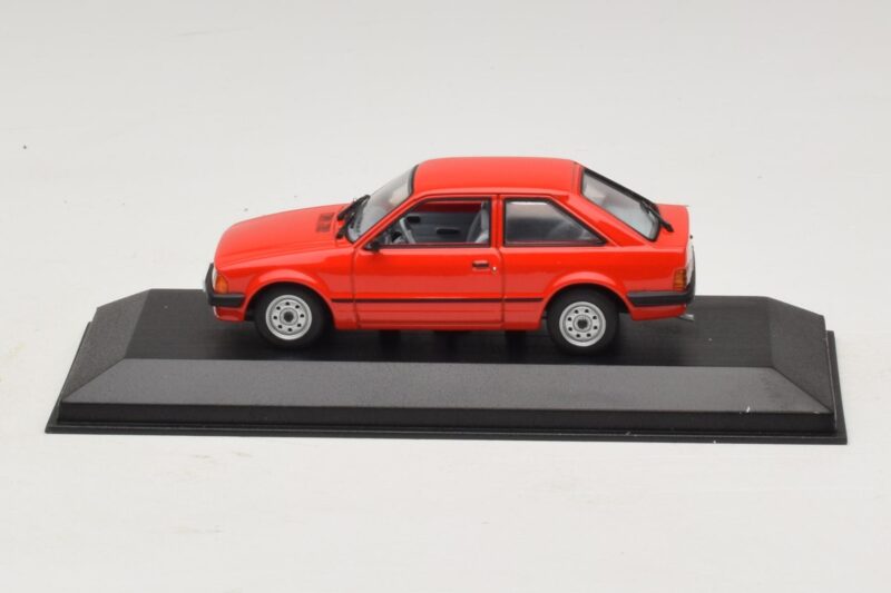 Ford Escort Mk3 3-uksega Punane Minichamps 1:43 Ford Escort Mk3 3-uksega Punane Minichamps 1:43 400085000 Metall