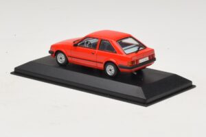 Ford Escort Mk3 3-uksega Punane Minichamps 1:43 400085000 Metall - pilt 3/4