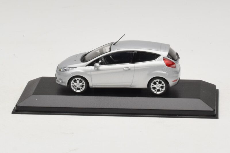 Ford Fiesta Mk7 Moondust Silver Metallic Minichamps 1:43 Ford Fiesta Mk7 Moondust Silver Metallic Minichamps 1:43 403088003 Metall