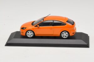 Ford Focus ST Mk2 Electric Orange Asenduskarp Minichamps 1:43 400087302-R1 Metall