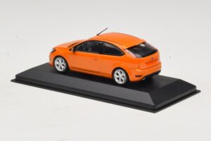 Ford Focus ST Mk2 Electric Orange Asenduskarp Minichamps 1:43 400087302-R1 Metall - pilt 3/4