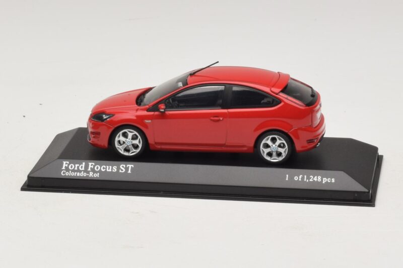 Ford Focus ST Mk2 Punane Minichamps 1:43 Ford Focus ST Mk2 Punane Minichamps 1:43 400087301 Metall