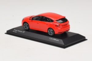 Ford Focus ST Mk3 Punane Minichamps 1:43 410081001 Metall - pilt 3/4