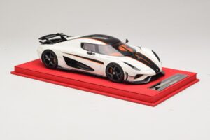 Koenigsegg Regera Valge Musta Süsinikuga FrontiArt 1:18 REMC043 Vaik - pilt 4/7