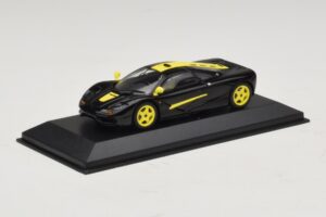 McLaren F1 Must Kollaste Triipudega Minichamps 1:43 MCLAREN004 Metall