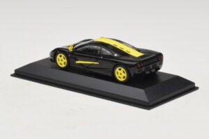 McLaren F1 Must Kollaste Triipudega Minichamps 1:43 MCLAREN004 Metall - pilt 2/4