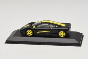 McLaren F1 Must Kollaste Triipudega Minichamps 1:43 MCLAREN004 Metall - pilt 3/4