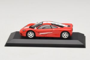 McLaren F1 Punane Valgete Triipudega Minichamps 1:43 MCLAREN005 Metall - pilt 3/4