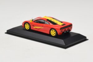 McLaren F1 Punane Kollaste Triipudega Minichamps 1:43 MCLAREN006 Metall - pilt 2/4