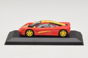 McLaren F1 Punane Kollaste Triipudega Minichamps 1:43 MCLAREN006 Metall - pilt 3/4