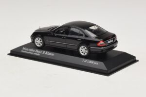 Mercedes E-Class W211 Must Metallik Minichamps 1:43 400036001 Metall - pilt 3/4