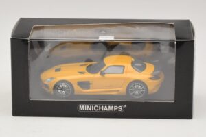 Mercedes SLS AMG C197 Black Series Kuldne Minichamps 1:43 437033022 Metall - pilt 4/4